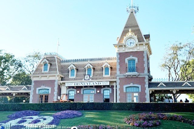 WHY YOU NEED A DISNEYLAND PLANNER (EVEN IF YOU’RE A LAST MINUTE TRAVELER)